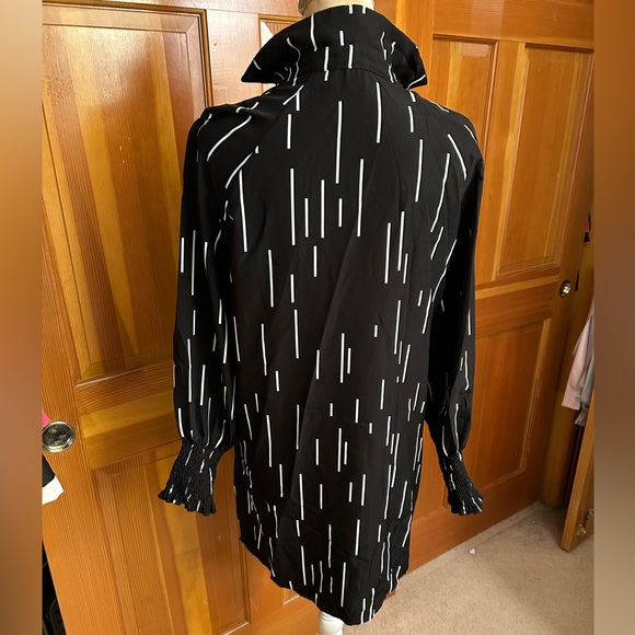 Low Hem Bishop sleeved Blouse - Picture 12 of 16